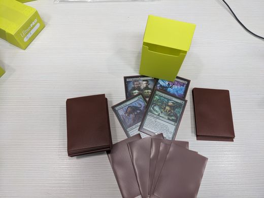Magic: the Gathering. Набор для начинающего мага. Готовая к игре колода (60+15 карт, Стандарт, базовый уровень) + протекторы та коробка для колоды